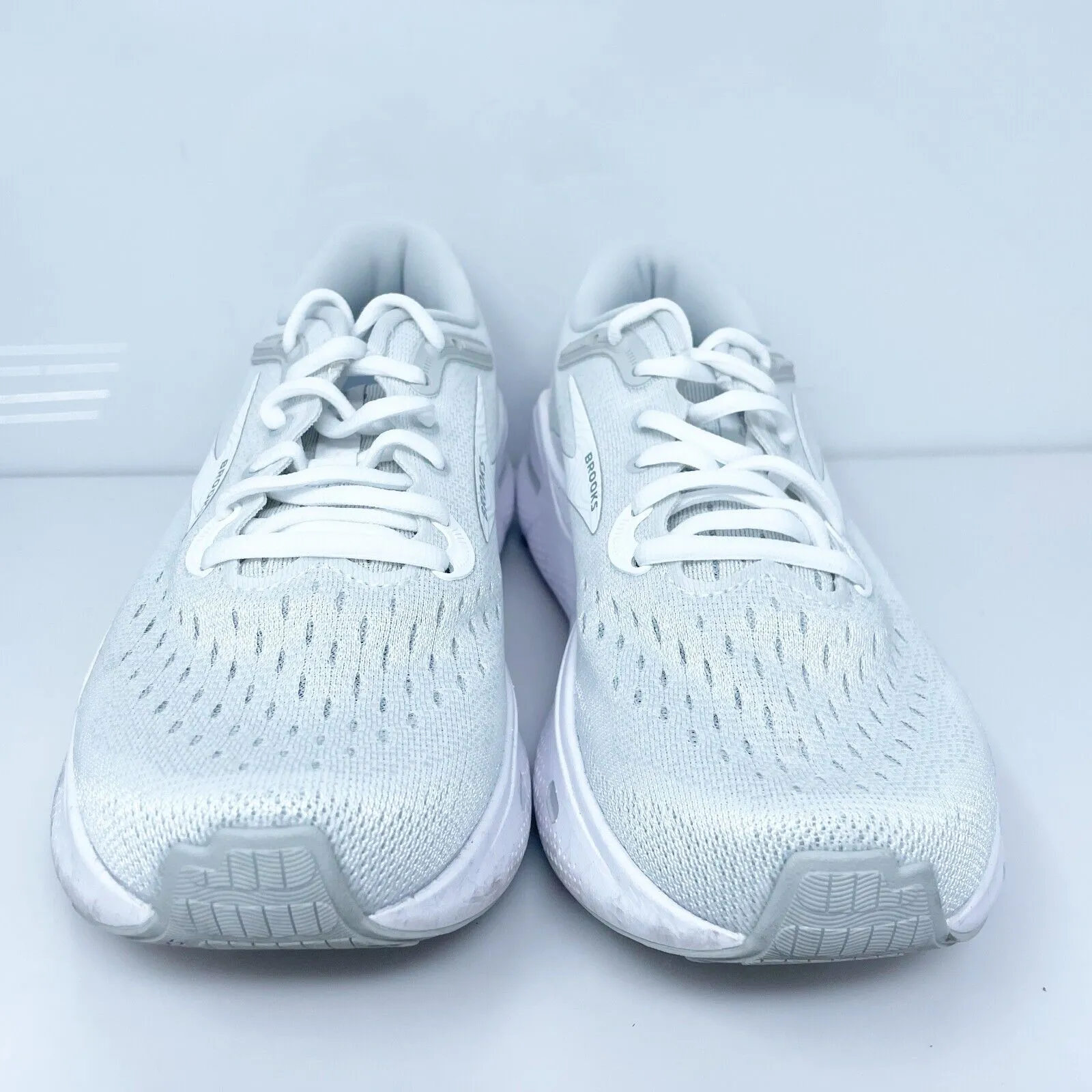 Brooks Womens Ghost Max 1203951B124 White Running Shoes Sneakers Size 7.5 B