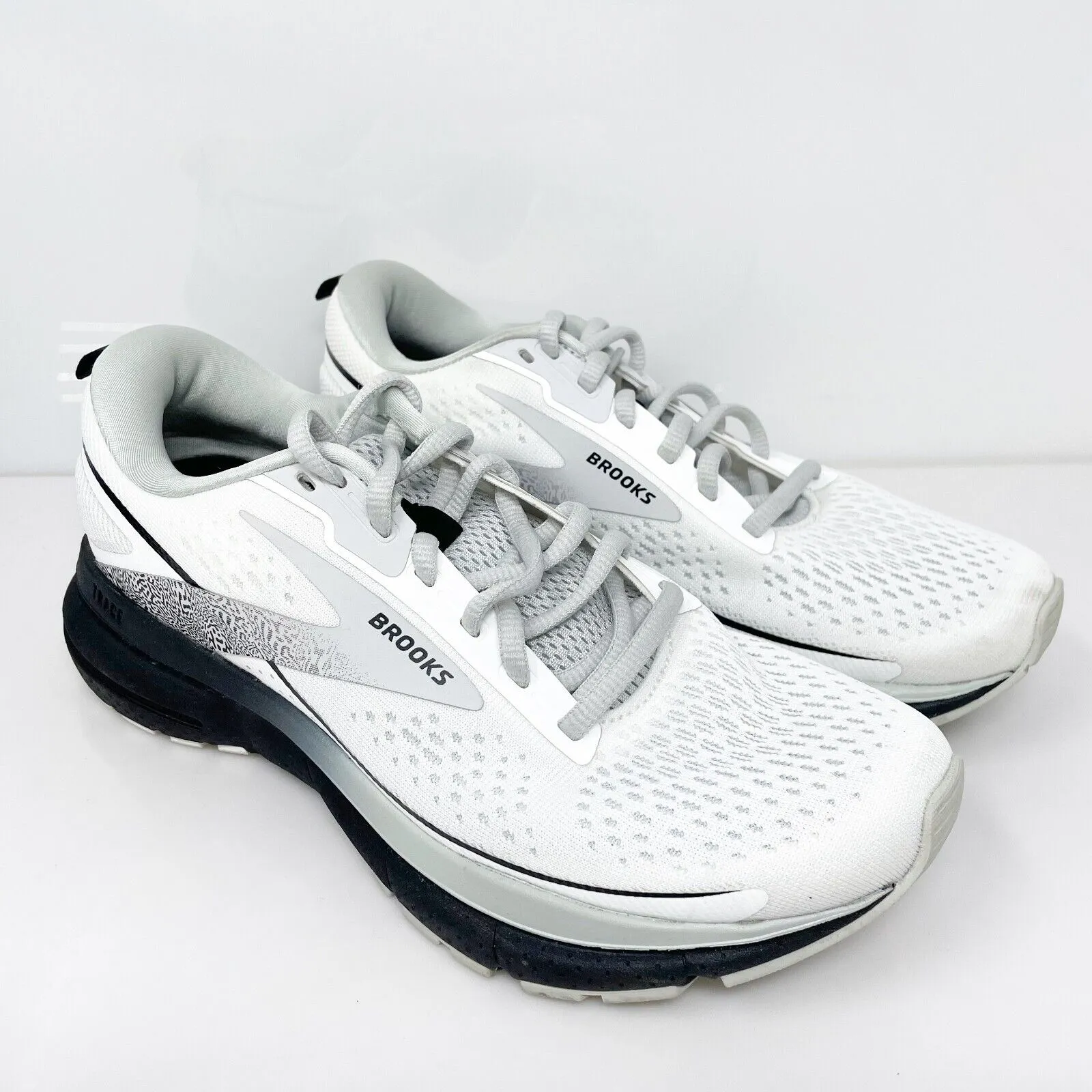 Brooks Womens Trace 3 1204011B191 White Running Shoes Sneakers Size 6 B