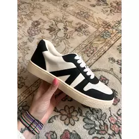 Koast Black and White Sneakers (6-10)